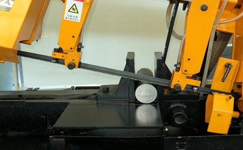 竹山数控带锯床自动送料精度会出现偏差吗？